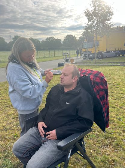 Image for Am Set – letzte Vorbereitungen in der Maske 🎬✨