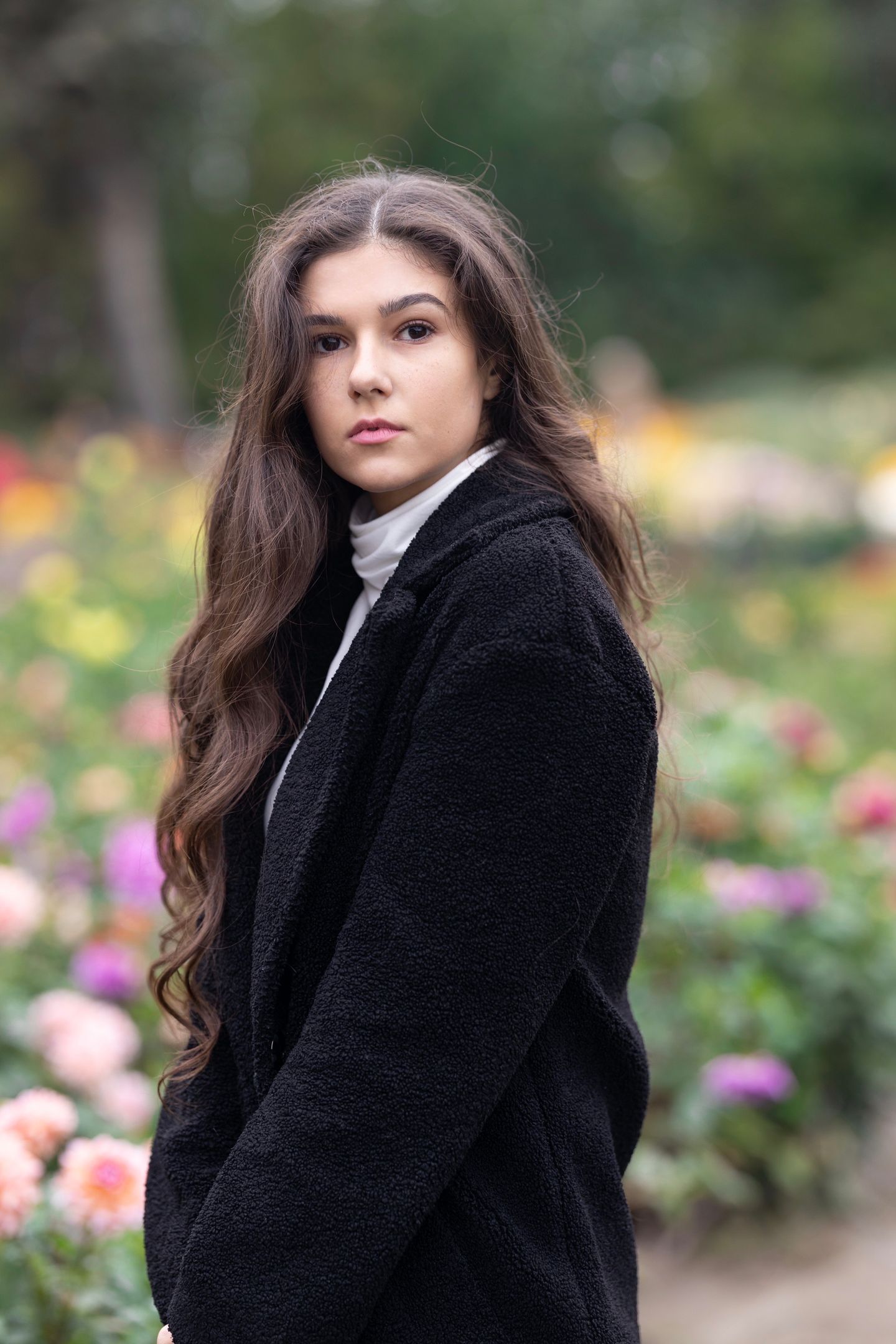 Transseksual qizni eshakda sikadi.