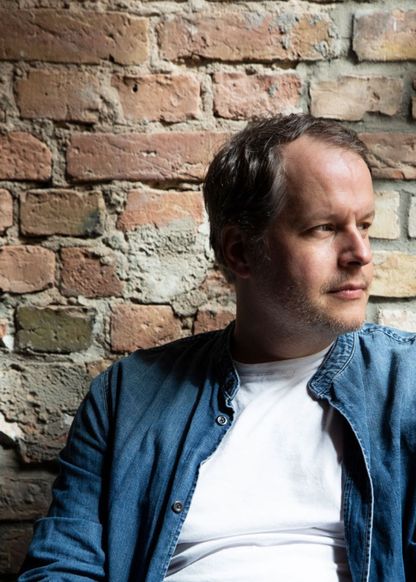 Image for Mirko Lang steht für NÄCHSTE AUSFAHRT GLÜCK vor der Kamera