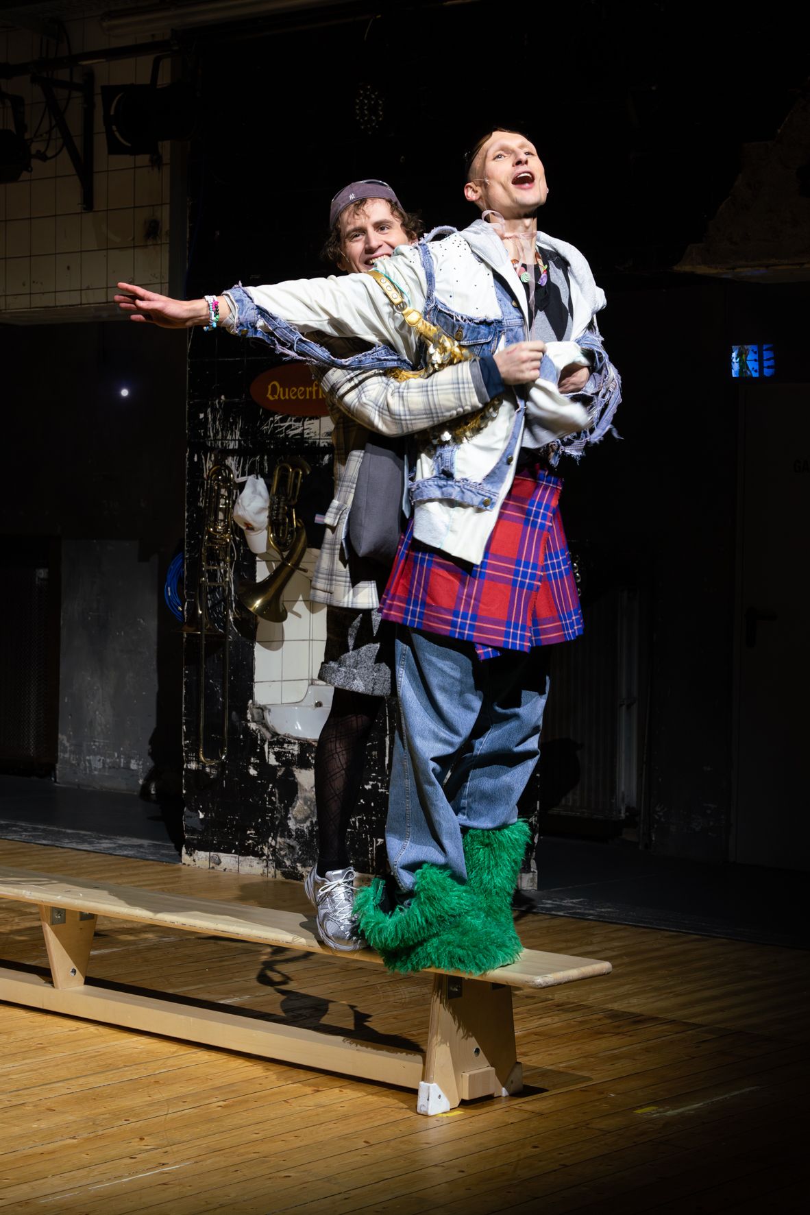 © contact@plzzo.com