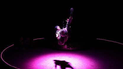 Image for Gelungene Bühnenversion von "Draußen feiern die Leute"