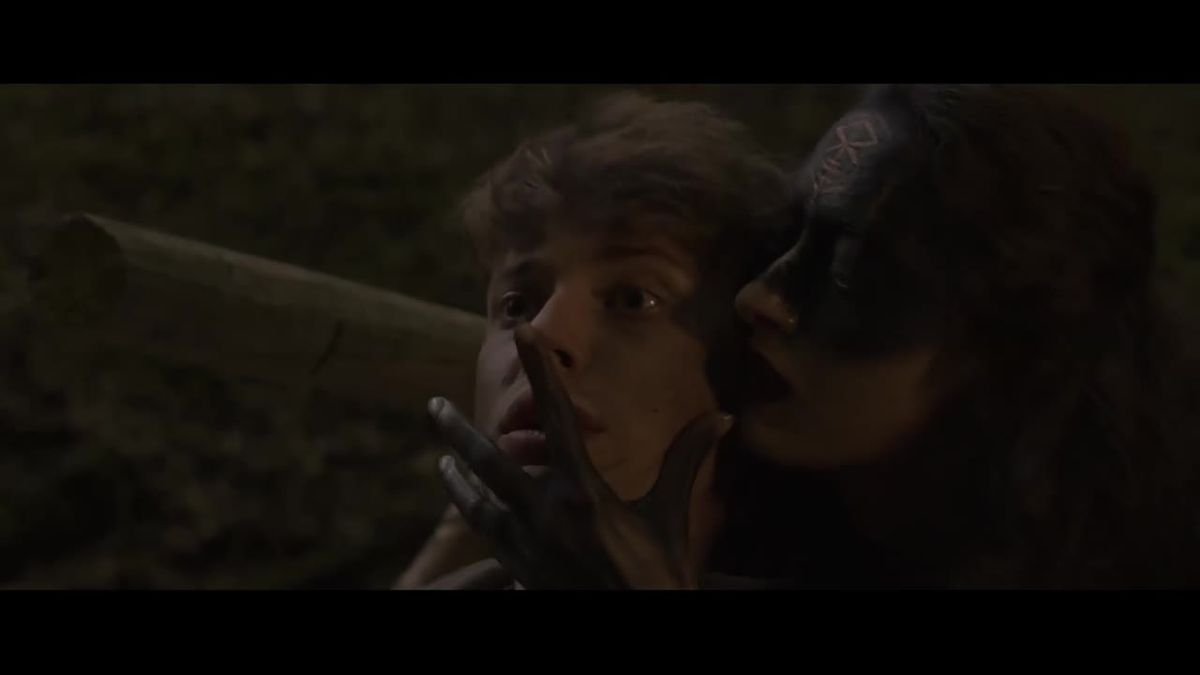 Oqib chiqayotgan mushukning yaqindan surati