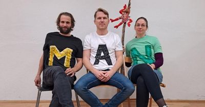 Image for Die männliche Komödie: Im Atelier12 in Graz erkunden drei Schauspieler die Bühnenwelt